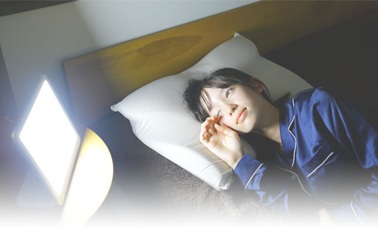 光で睡眠リズムを整えれば朝はすっきり、夜はぐっすりに。光目覚まし 